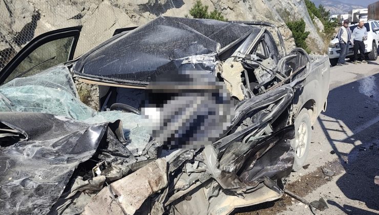 Bolu Mudurnu’da TIR ile kamyonet çarpıştı, kamyonet sürücüsü öldü, 3 kişi yaralandı