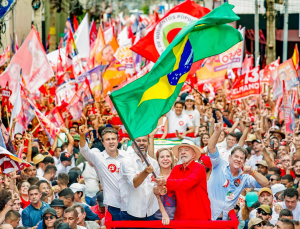 Brezilya’da Flavio Bolsonaro ilk turu önde bitirdi, Lula’yla ikinci tura çıkıyor