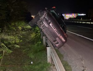Bursa İnegöl’de bariyerlere çıkan otomobilin sürücüsü kazadan yara almadan kurtuldu
