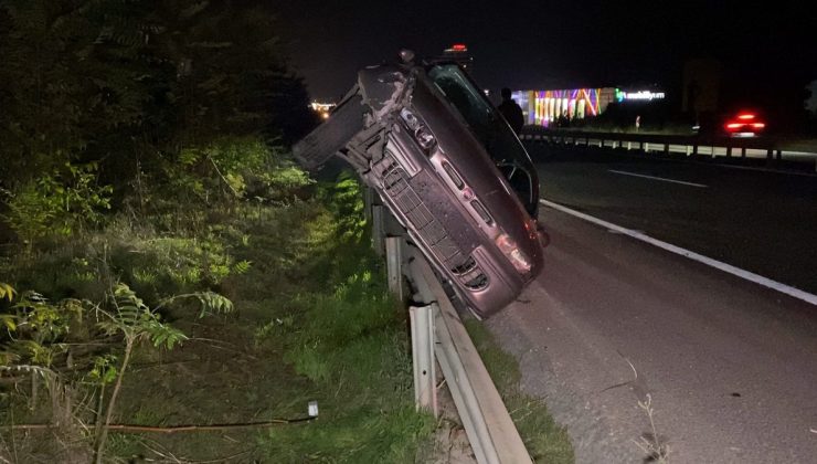 Bursa İnegöl’de bariyerlere çıkan otomobilin sürücüsü kazadan yara almadan kurtuldu