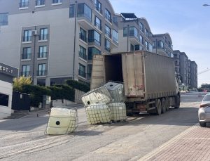 Bursa Nilüfer’de kamyondan düşen tanklardan sızan kimyasal, caddeyi ulaşıma kapattı