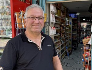 Bursa Osmangazi’de 2 kız kardeş kapalı marketten içecek alıp parayı kapı altına attı