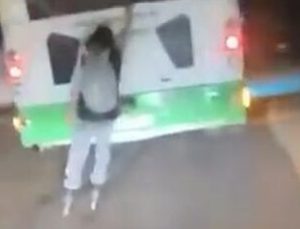 Bursa’da patenli gencin tehlikeli yolculuğu kamerada