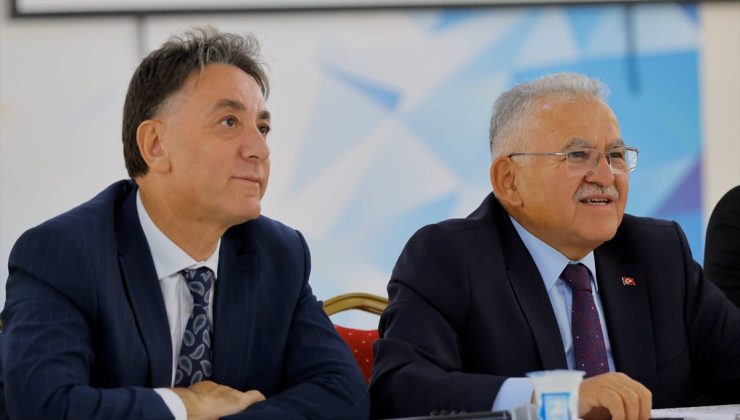 Büyükşehir Başkanı Büyükkılıç, Develi’de muhtarları dinledi, kütüphaneyi inceledi