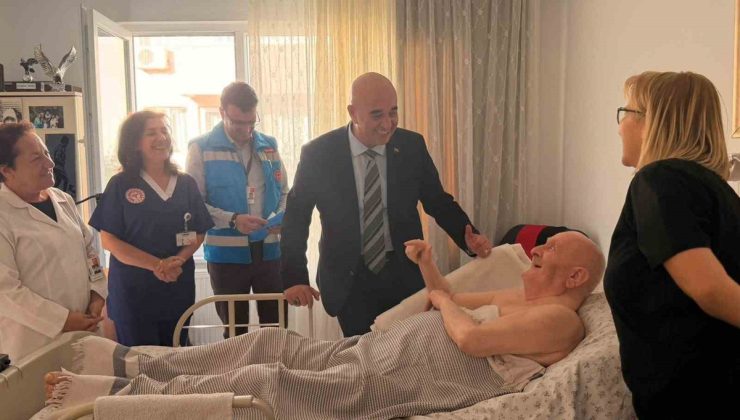 Çanakkale İl Sağlık Müdürü Görgülü, Dünya Yaşlılar Günü’nde yaşlıları ziyaret etti.