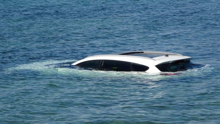 Çanakkale Kepez’de denize düşen otomobil 3 saatlik vinç çalışmasıyla çıkarıldı