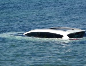 Çanakkale Kepez’de denize düşen otomobil 3 saatlik vinç çalışmasıyla çıkarıldı