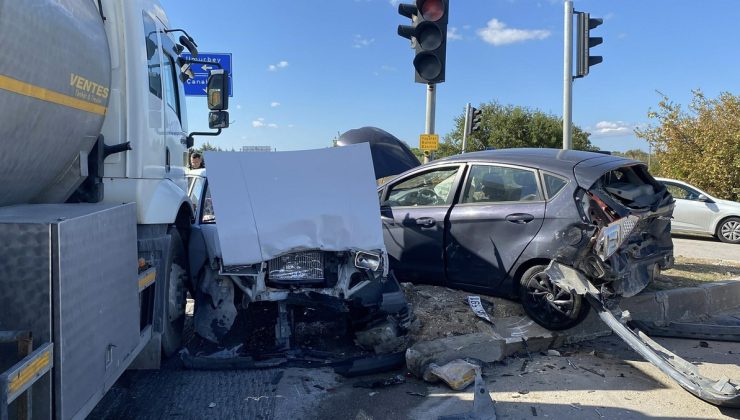 Çanakkale Lapseki’de kırmızı ışıkta bekleyen 4 otomobile tanker çarptı, 4 kişi yaralandı