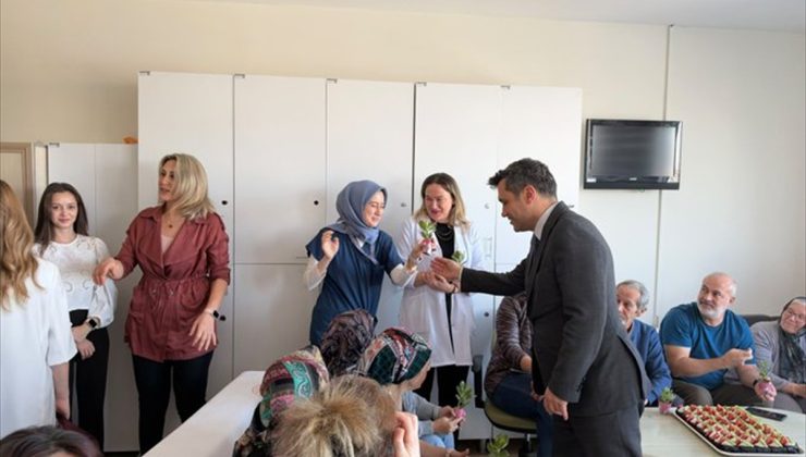 Ceyhan, Eskişehir’de palyatif bakım servislerini ziyaret edip personele hediye verdi