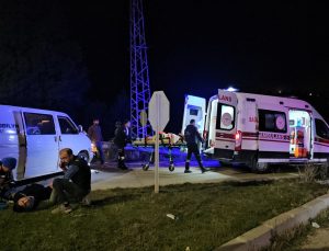 Çorum’da otomobil ile minibüs Kuşsaray kavşağında çarpıştı, 3 kişi yaralandı