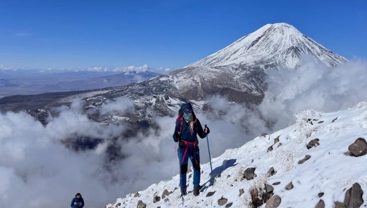 Dağcılar, Küçük Ağrı zirvesinden 5 bin 137 metre rakımlı Büyük Ağrı’yı görüntüledi
