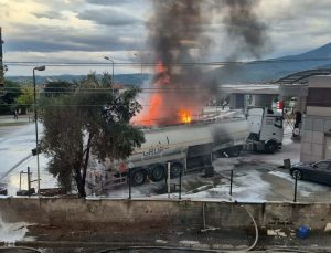 Denizli Pamukkale’de akaryakıt istasyonunda tanker yangını yanındaki tankere sıçradı