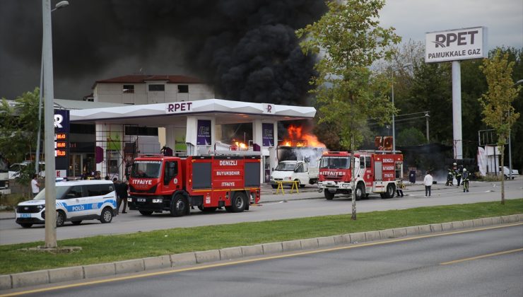 Denizli Pamukkale’de akaryakıt tankerinde çıkan yangın söndürülmeye çalışılıyor
