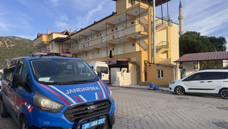 Denizli Pamukkale’de pansiyonda ölü bulunan çift Uşak Sivaslı’da toprağa verildi