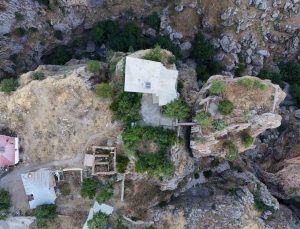Diyarbakır Çüngüş’te 168 metre yükseklikteki kayalıkta ev ve bahçe dikkat çekiyor