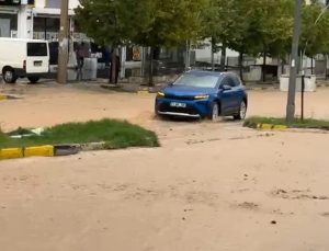 Diyarbakır Ergani’de sağanak cadde ve sokakları göle çevirdi, sürücüler güçlük çekti