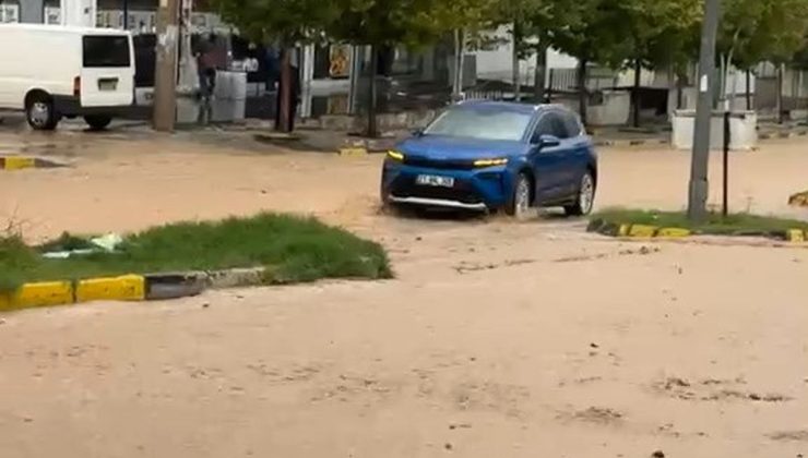 Diyarbakır Ergani’de sağanak cadde ve sokakları göle çevirdi, sürücüler güçlük çekti