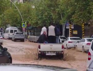 Diyarbakır Ergani’de sağanak hayatı durma noktasına getirdi, araçlar çukurlara düştü
