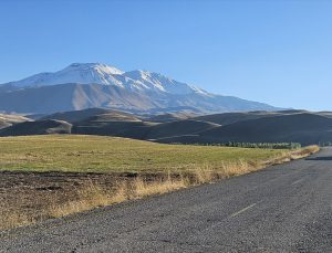 Doğu Anadolu’da sıcaklık düşünce Süphan Dağı’nın zirvesi karla beyazladı