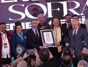 Dünyanın en büyük sofrası Afyonkarahisar’da kuruldu! 247 metrelik Anadolu Sofrası Rusya’nın rekorunu kırdı