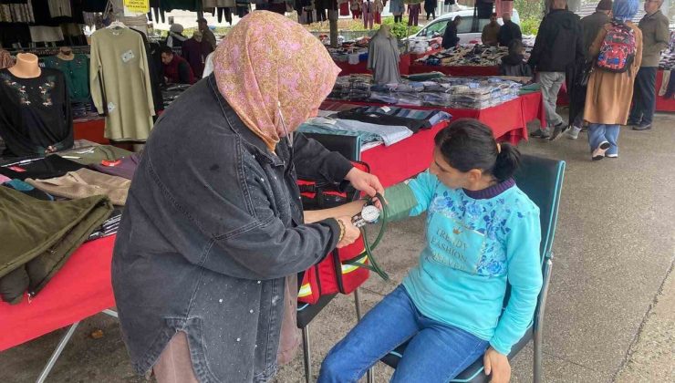 Düzce Çilimli’de sağlık ekipleri pazaryerinde kalp sağlığı için stant açtı