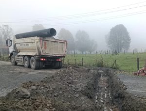 Düzce İl Özel İdaresi, Gölyaka Saçmalıpınar’da yağmur suyu tahliyesi için boru döşedi