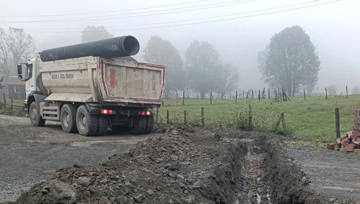 Düzce İl Özel İdaresi, Gölyaka Saçmalıpınar’da yağmur suyu tahliyesi için boru döşedi