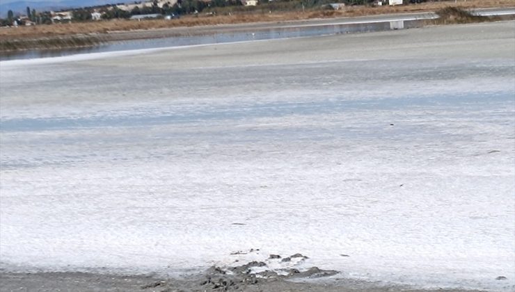 Edirne Enez’de Tatlısu Gölü sıcak hava etkisiyle kurudu, tabanında tuz oluştu