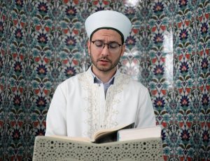 Edirne Uzunköprü’de imam hatiplik yapan Furkan Saka, hüsnühatı çevrim içi öğretiyor