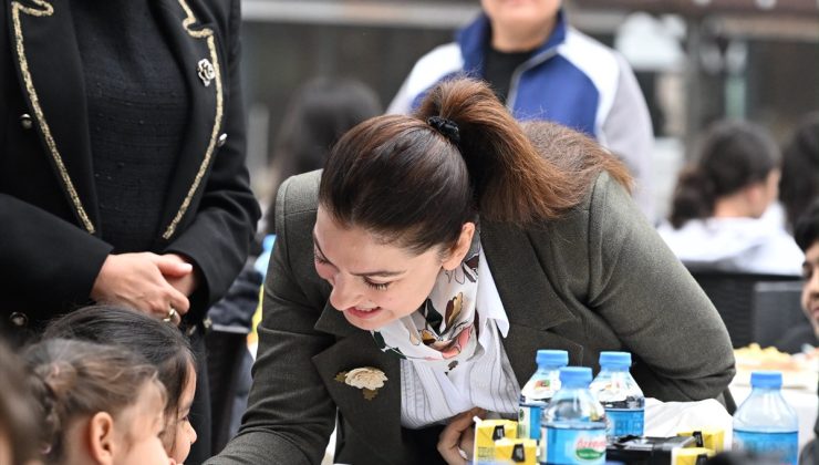 Edirne Valisi Yunus Sezer, eşiyle koruma altındaki çocuklara kahvaltıda eşlik etti