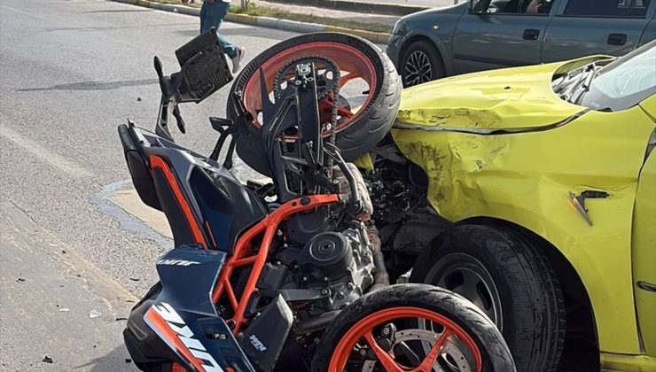 Edirne’de taksi ile motosiklet çarpıştı, motosikletteki 2 kişi yaralandı