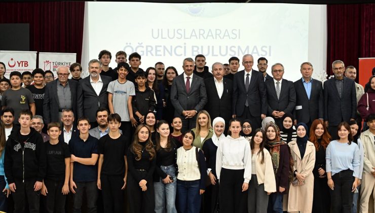 Edirne’deki buluşmada Vali Sezer ve eski TBMM Başkanı Şentop öğrencilerle buluştu