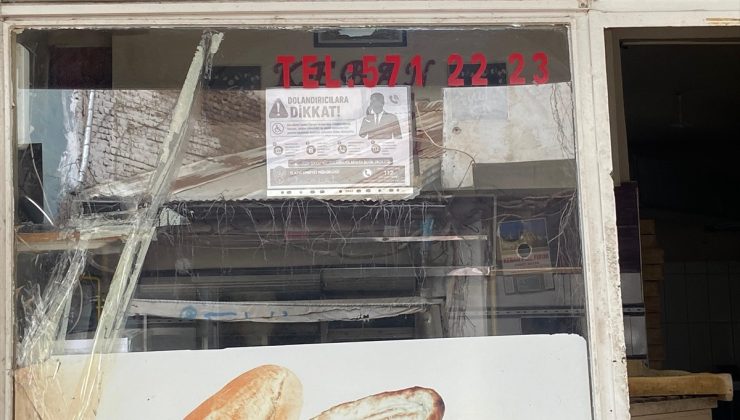 Elazığ Keban’da polis, telefon dolandırıcılığına karşı afiş asıp broşür dağıtıyor
