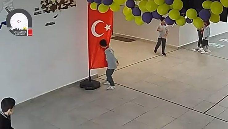 Elazığ’da 2. sınıf öğrencisi oyun oynarken durup Türk bayrağını öpüp alnına koydu