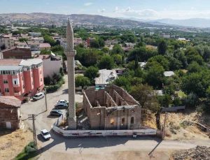 Elazığ’da depremde hasar gören 300 yıllık Aksaray Camii 6 yıldır restorasyon bekliyor