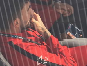 Emirhan Topçu’nun yedek kulübesinde okey oynadığı anlar ortaya çıktı