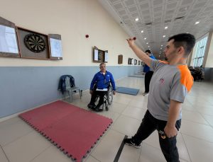 Engelli milli atlet Nihat Demir, gündüz antrenörlük yapıp akşam pamuk şeker satıyor