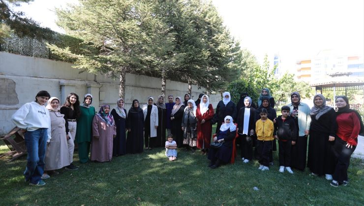 Erciş Kaymakamı Ahmed Çelik’in eşi Havva Çelik, şehit annelerini ağırladı