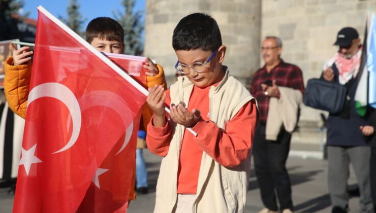 Erzurum’da sağlık çalışanları Gazze için yürüyüşlerini 152. haftada da sürdürdü