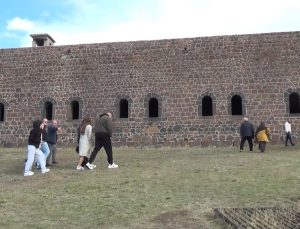Erzurum’da turizm öğrencileri, tarihi tabyaları ve Nene Hatun’un kabrini gezdi