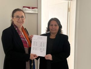 Esen Çınar, Yeni Parti Kula İlçe Başkanlığına yeniden seçilerek mazbatasını aldı