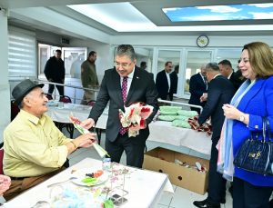 Eskişehir Valisi Yılmaz ve eşi, Yaşlılar Günü’nde huzurevi sakinleriyle pasta kesti