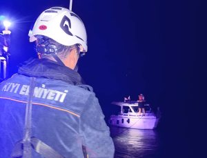 Fethiye’de sürüklenen teknedeki 2 kişi Kıyı Emniyeti ekiplerince kurtarıldı