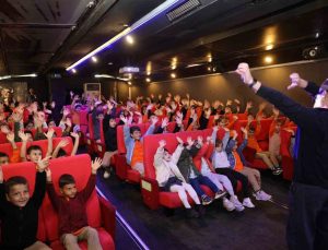 Gezen Sinema Tırı, Düzce Kaynaşlı’da köy okulu öğrencilerine sinema keyfi yaşattı