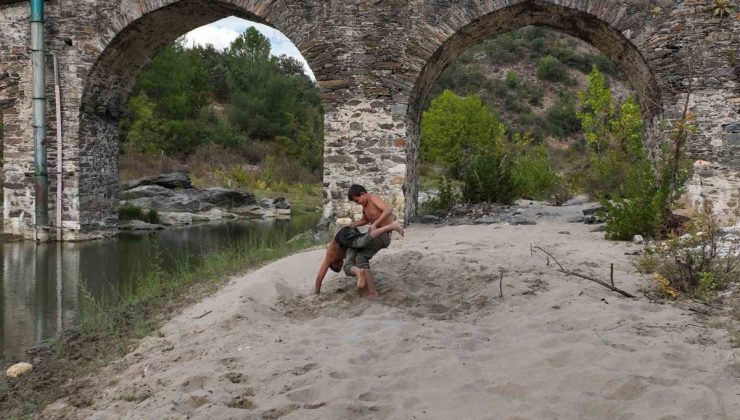 Gördes’te gençler spor yaparken tarihi Hacı Hıdır Köprüsü’nü tanıdı