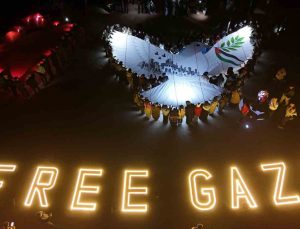 Göreme’de cep telefonu ışıklarıyla Free Gaza yazısı oluşturuldu