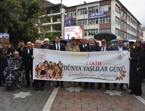 Gümüşhane’de 1 Ekim Dünya Yaşlılar Günü yürüyüşü Atatürk Parkı’nda sona erdi
