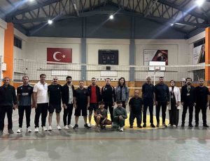 Hakkari Yüksekova’da Kaymakam Hülür, kurum müdürleriyle voleybol maçına çıktı