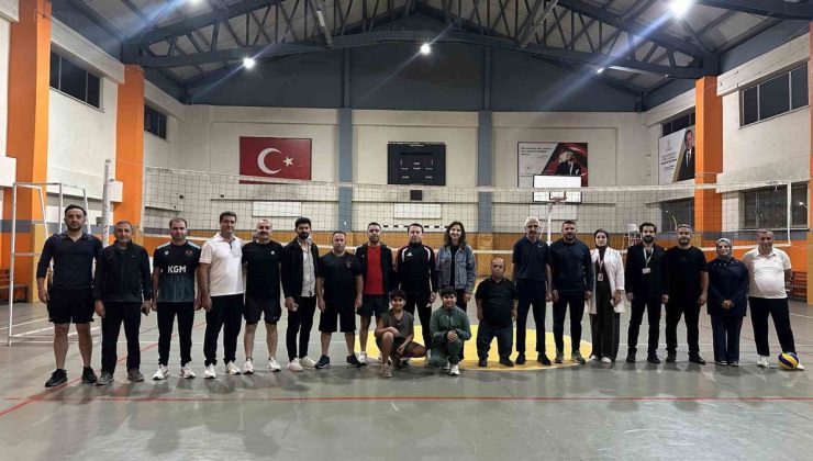 Hakkari Yüksekova’da Kaymakam Hülür, kurum müdürleriyle voleybol maçına çıktı