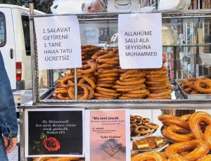 Hakkari’de bir vatandaş, salavat getirenlere ücretsiz halka tatlı ikram ediyor